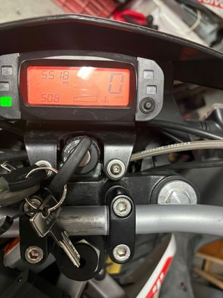 Aprilia SX50 Supermotard Roja y Blanca.