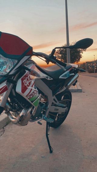 Aprilia SX50 Supermotard Roja y Blanca.