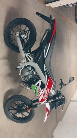 Aprilia SX50 Supermotard Roja y Blanca.