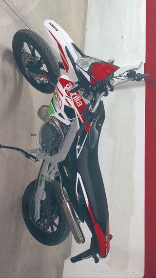 Aprilia SX50 Supermotard Roja y Blanca.