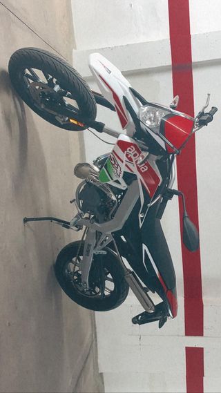 Aprilia SX50 Supermotard Roja y Blanca.