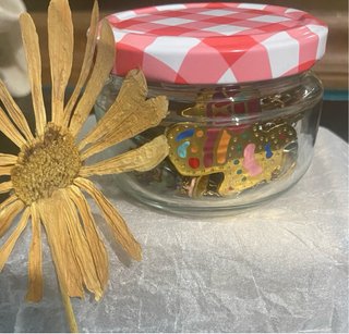 Tarro de cristal con joyería dorada