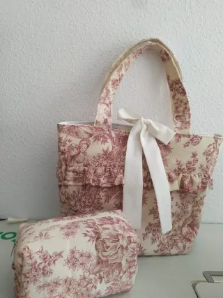 Bolso tote y neceser estampado