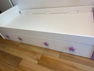 Letto completo: sommier, testiera e cassettoni