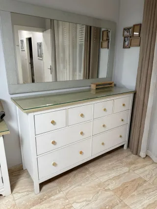 Cómoda blanca con tapa de cristal y tiradores dora