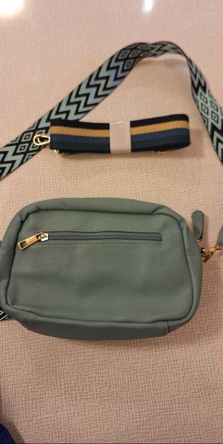 Bolso bandolera verde con correa multicolor