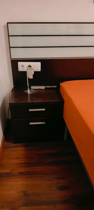 Conjunto dormitorio: cabezal, mesitas y colchón