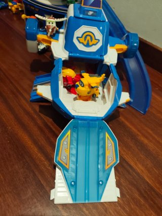 Superwings Aeropuerto y Nave
