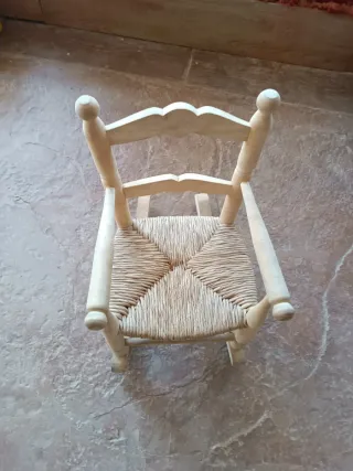 Silla pequeña de madera y ratán