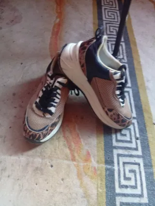 Zapatillas Mujer Beige y Negro