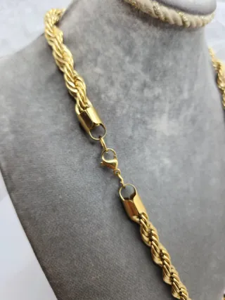 Collar Cruz Acero Quirúrgico Bañado en Oro