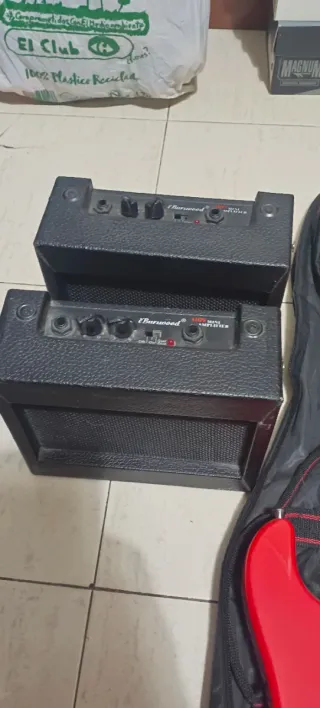Guitarra Eléctrica Roja con Funda