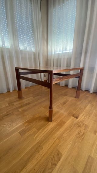 Mesa de madera cuadrada
