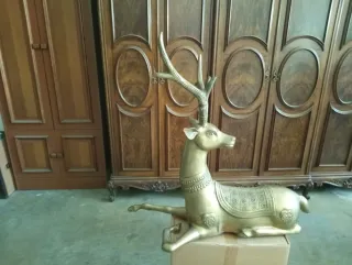 Ciervo de bronce decorativo