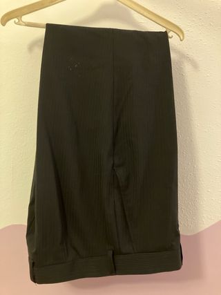 Traje de hombre negro a rallas finas con camisa.