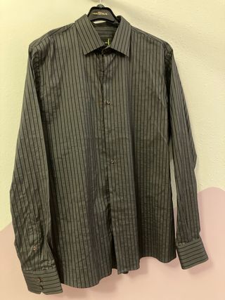 Traje de hombre negro a rallas finas con camisa.