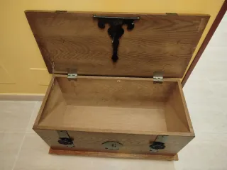 Baúl antiguo de madera y metal