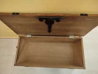 Baúl antiguo de madera y metal