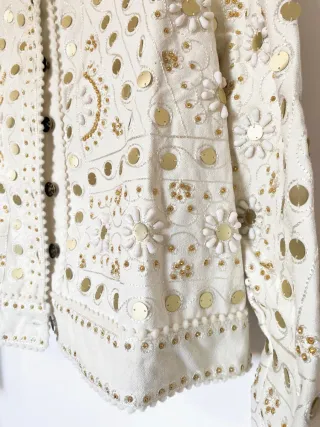 Chaqueta bordada dorada y blanca