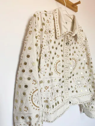 Chaqueta bordada dorada y blanca