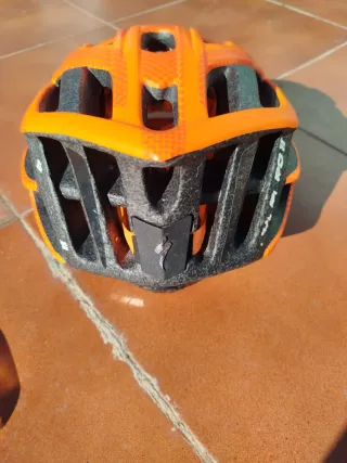 Casco y gafas de ciclismo naranja