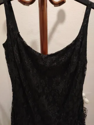 Vestido de fiesta negro encaje con volantes y cola