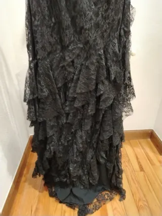 Vestido de fiesta negro encaje con volantes y cola