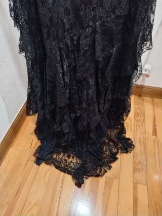 Vestido de fiesta negro encaje con volantes y cola