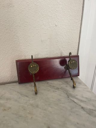 Perchero madera y latón con diseño concha