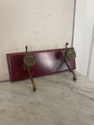 Perchero madera y latón con diseño concha