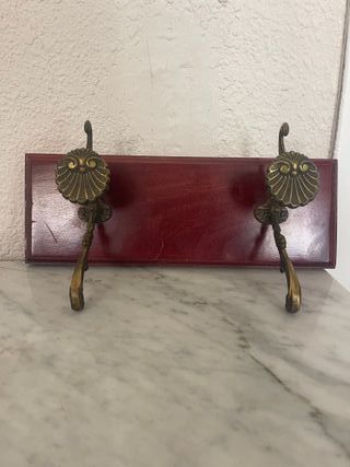 Perchero madera y latón con diseño concha