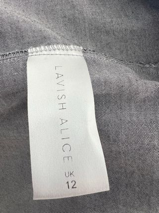 Vestido camisero gris con cinturón