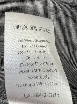 Vestido camisero gris con cinturón