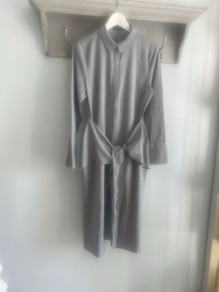 Vestido camisero gris con cinturón