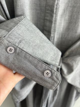 Vestido camisero gris con cinturón