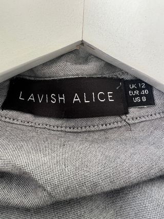 Vestido camisero gris con cinturón