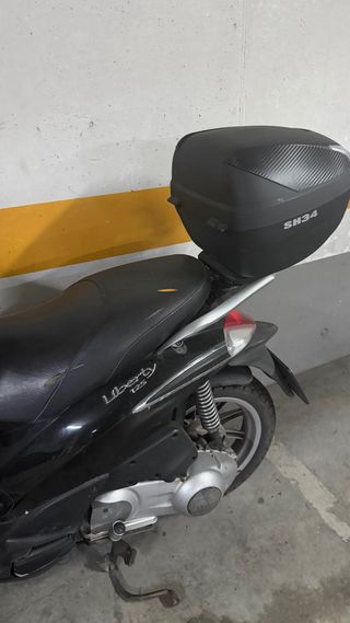Piaggio 125 Scooter Negra