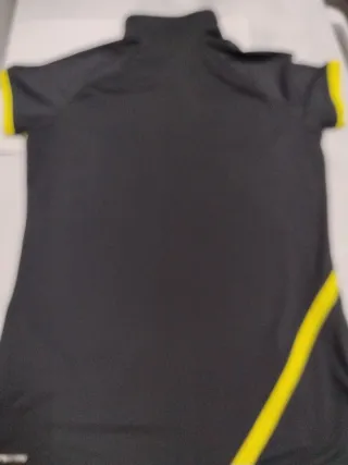 Maillot deportivo gris y amarillo
