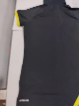 Maillot deportivo gris y amarillo