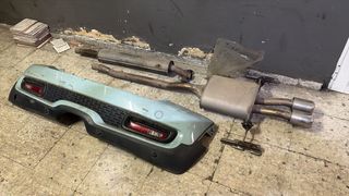 Paragolpes trasero y escape Mini