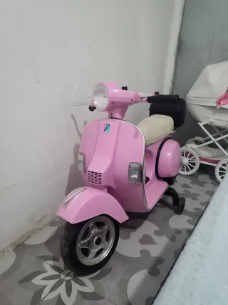 Vespa Rosa y Beige de bateria a dejado de cargar