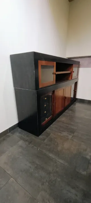Aparador de madera y cristal negro y marrón
