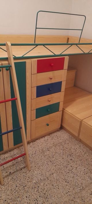 Litera de madera con cajones y escalera