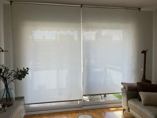 Cortinas enrollables de comedor beige