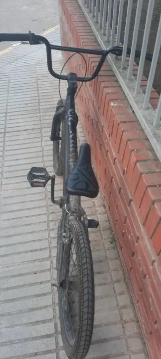 Bicicleta BMX negra