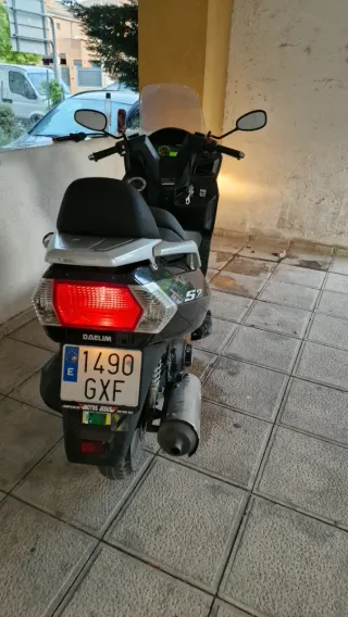 DAELIM Maxi Scooter Negra Automática