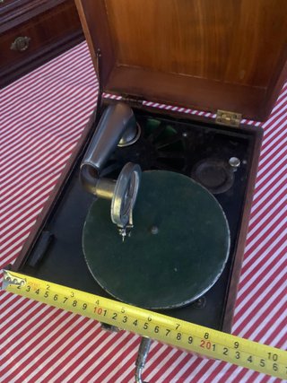 Gramófono de maleta antiguo