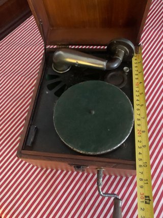 Gramófono de maleta antiguo