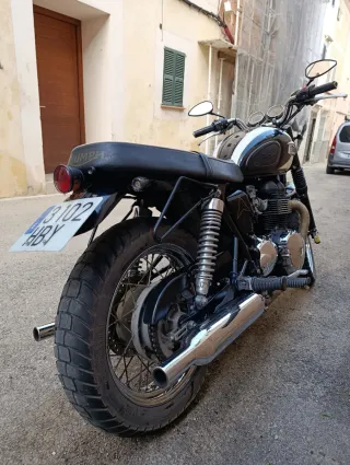 Triumph Bonneville Negra y Blanca