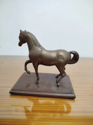Caballo de bronce decorativo